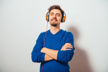 Fotoğraf stüdyosunda poz veren genç adam.