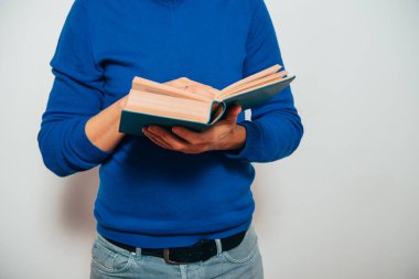 Elinde kitap olan adam.