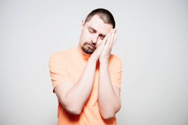 Fotoğraf stüdyosunda poz veren genç adam.