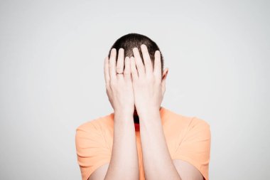 Erkekler gözlerini onun elleriyle kapatır.