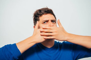 Adam ağzını kapatır.