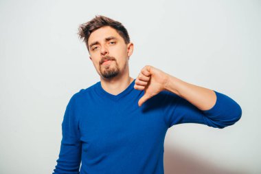 Fotoğraf stüdyosunda poz veren genç adam.