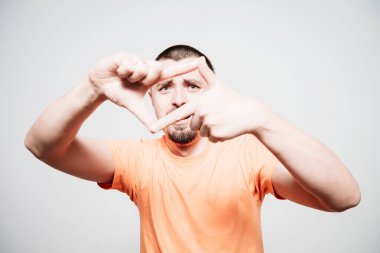 Fotoğraf stüdyosunda poz veren genç adam.