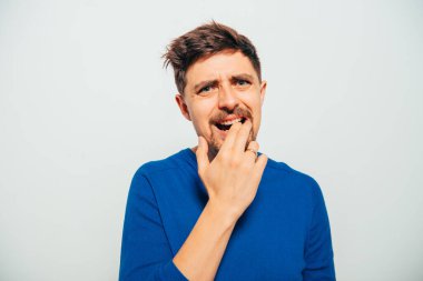 Adam tırnaklarını yiyor.