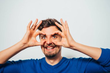 Adam elleriyle dürbün yapıyor.