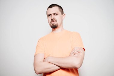 Kollarını kavuşturmuş bir adamın portresi.