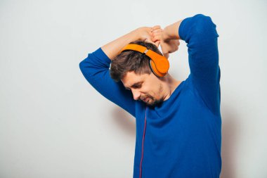 Fotoğraf stüdyosunda poz veren genç adam.