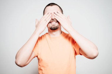 Erkekler gözlerini onun elleriyle kapatır.