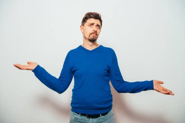 Adam ellerini havaya kaldırıyor.