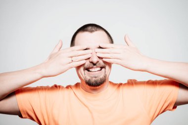 Erkekler gözlerini onun elleriyle kapatır.