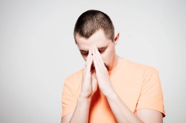 Gri arka planda poz veren genç adam