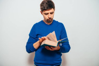 Elinde kitap olan adam.