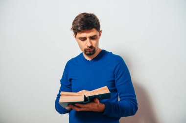 Elinde kitap olan adam.