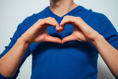 Adam kalp çerçevesi yapıyor.