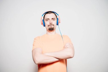 Gri arka planda poz veren genç adam