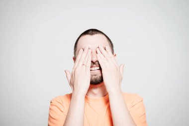 Erkekler gözlerini onun elleriyle kapatır.