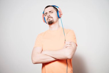 Gri arka planda poz veren genç adam