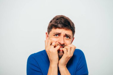 Adam tırnaklarını yiyor.