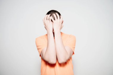 Erkekler gözlerini onun elleriyle kapatır.