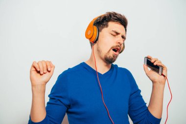 Gri arka planda poz veren genç adam