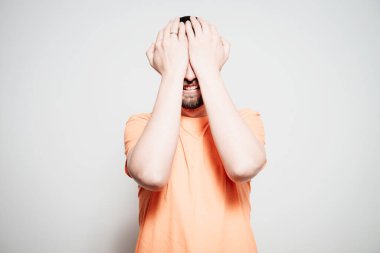 Erkekler gözlerini onun elleriyle kapatır.