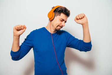 Gri arka planda poz veren genç adam