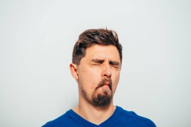 Adam yanaklarını emiyor.