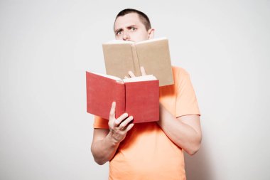 Elinde kitap olan adam.