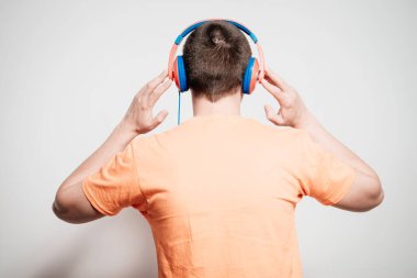 Gri arka planda poz veren genç adam