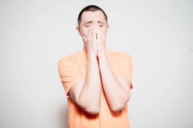 Erkekler gözlerini onun elleriyle kapatır.