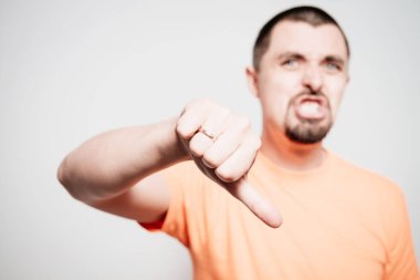 Adam baş parmak hareketi gösteriyor.