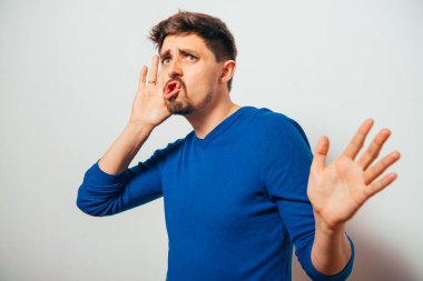 Kulak misafiri olur, dinlemeye çalışır..