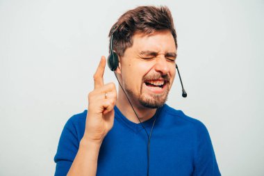 Gri arkaplanda poz veren oluşturucu