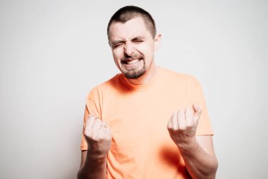 Gri arkaplanda poz veren oluşturucu