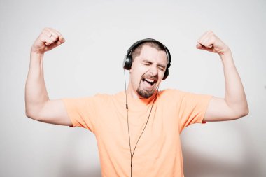 Gri arkaplanda poz veren oluşturucu