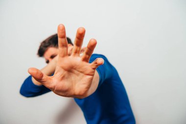 Gri arkaplanda poz veren oluşturucu