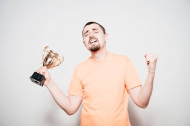 Altın kadehli bir adam