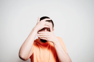 Parmaklarından İzle.