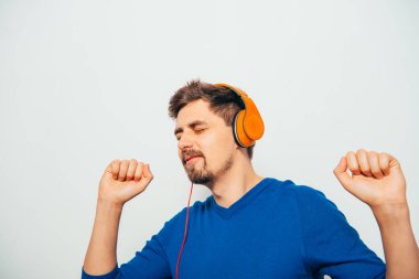 Gri arkaplanda poz veren oluşturucu