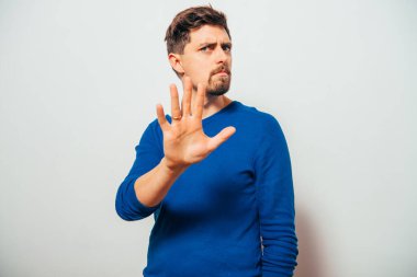 Gri arkaplanda poz veren oluşturucu