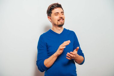 Adam alkışlar ve alkışlar