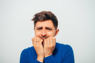 Adam tırnaklarını yiyor.