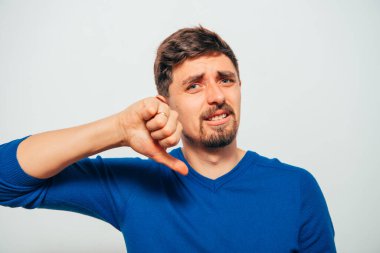 Gri arkaplanda poz veren oluşturucu