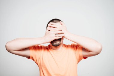 Erkekler gözlerini onun elleriyle kapatır.