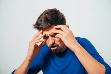 Gri arkaplanda poz veren oluşturucu