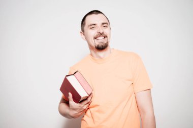 Elinde kitap olan adam.