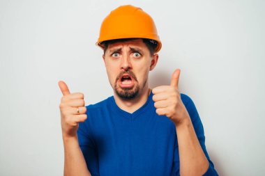 Gri arkaplanda poz veren oluşturucu