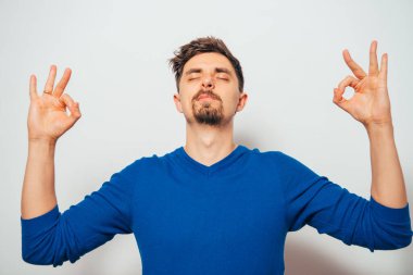 Portre adam, gözleri kapalı, meditasyonda