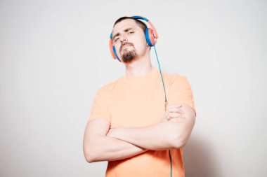 Gri arkaplanda poz veren oluşturucu