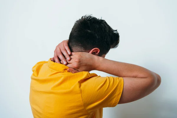 痛みの首 後ろの男 — ストック写真